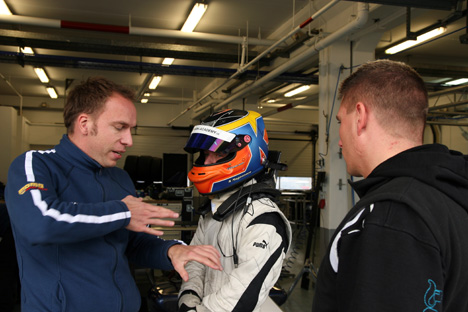 Kevin Magnussen modtager de sidste instruktioner fra MotoPark Academy teamet.
(Foto: FullFrameSports.net / Mário Correia)